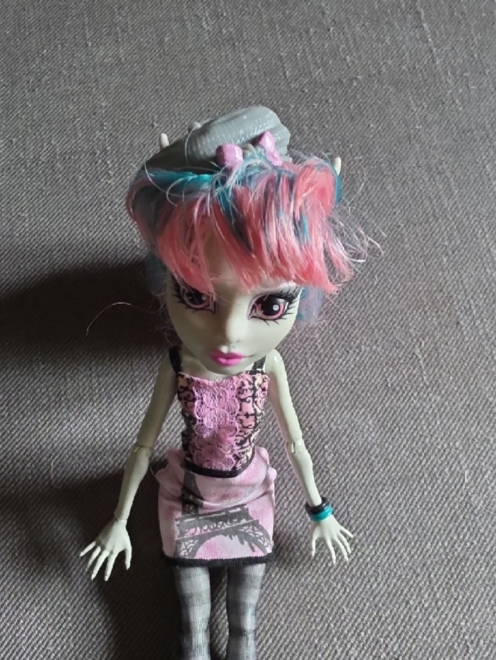 Monster High Doll- Rochell Goyle - Picture 2 of 7